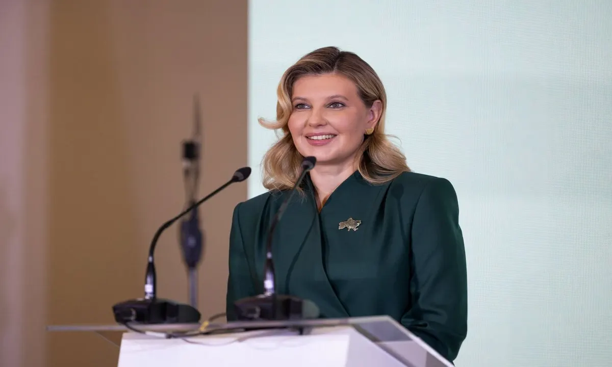 Олена Зеленська показала елегантний образ з брошкою у формі України