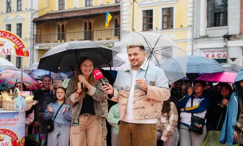 «Караоке на майдані» у Житомирі: злива не розігнала глядачів