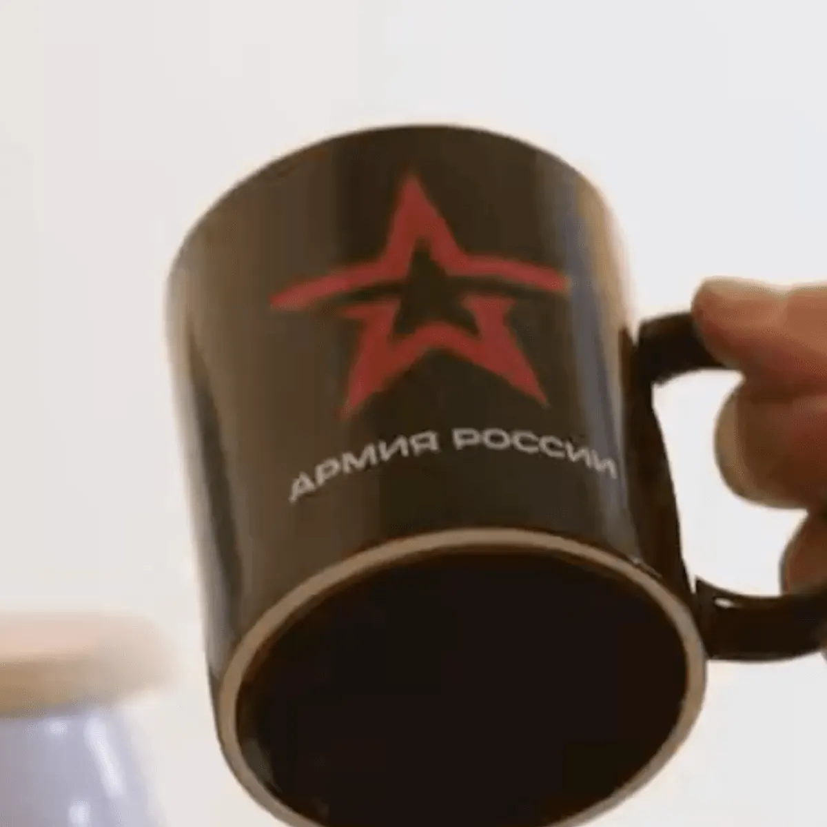 Чашка з написом «Армія росії» в офісі політика AfD стала причиною конфлікту з журналістами