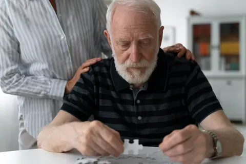 Хвороба Альцгеймера: як розпізнати перші ознаки та що справді впливає на ризик