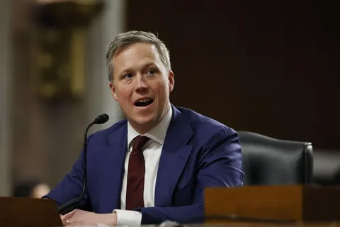 Звільнення Дрісколла: внутрішня боротьба MAGA і що це означає для України