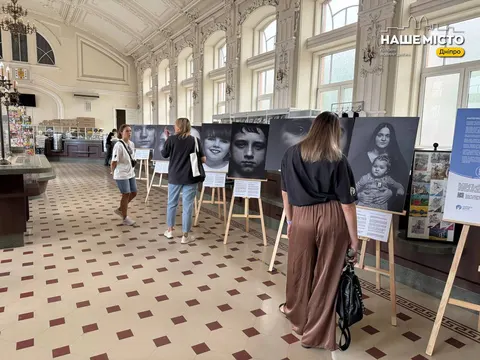 У Дніпрі показали історії дітей війни: фотовиставка «Ниточка»