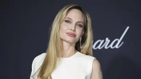 Анджеліна Джолі розповіла, хто насправді оплачує її гуманітарні поїздки