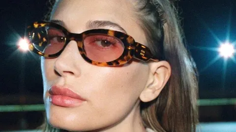 Гейлі Бібер і Miu Miu: нічна парковка та естетика нульових