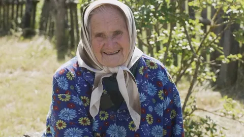 86-річна Надія з Підгірника: сама рубає дрова та доглядає город у поліському сел