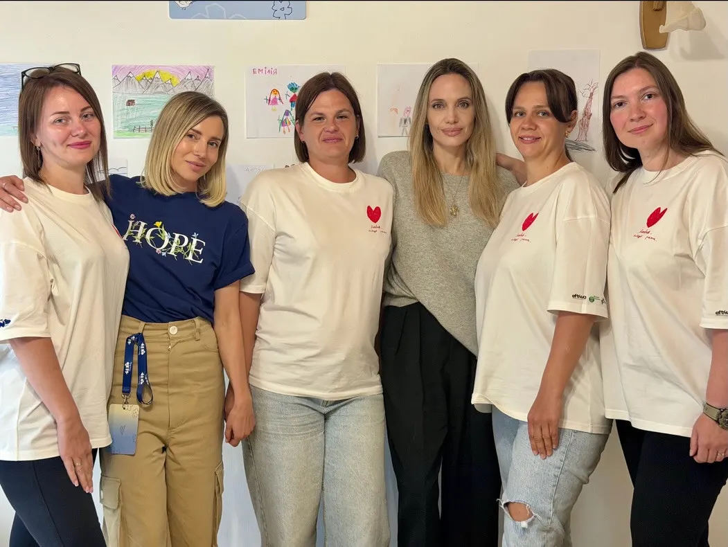 Джолі в Харкові: діти, що навчаються під землею, і пам'ять про загиблих