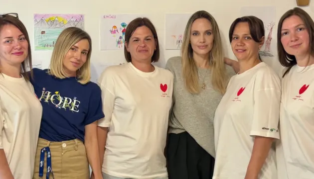 Анджеліна Джолі розповіла про поїздку до України: підземні класи, Карпати й табір для дітей