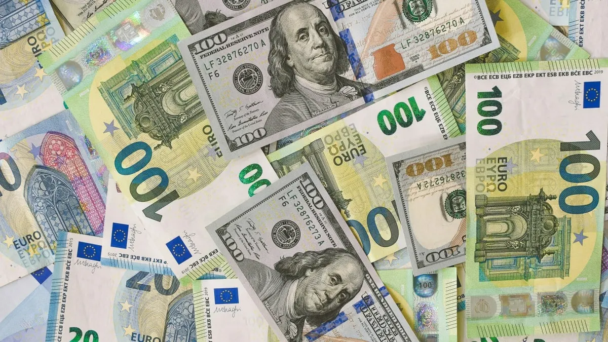 НБУ десятий тиждень поспіль продає понад мільярд доларів на міжбанку