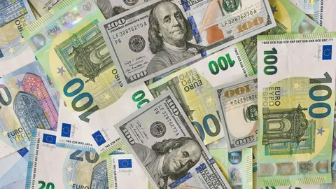 НБУ десятий тиждень поспіль продає понад мільярд доларів на міжбанку