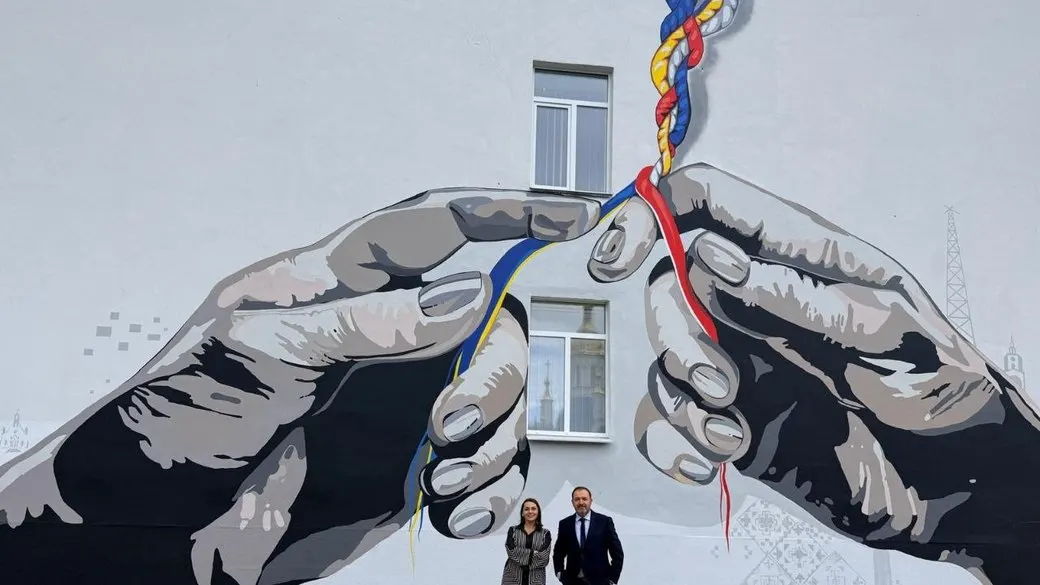 У Сумах з'явився мурал «Разом / RAZEM» — про солідарність України та Польщі